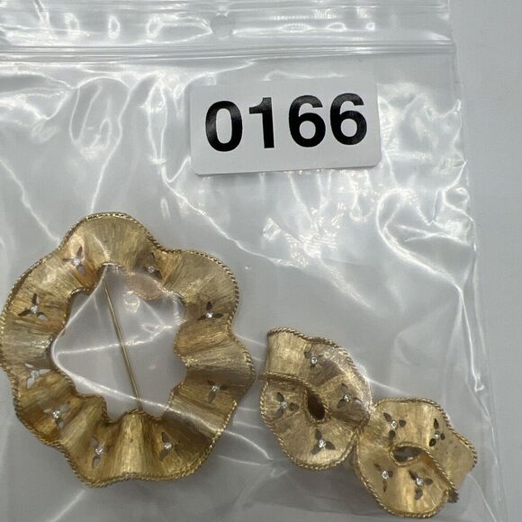 Gold Plated Ribbon Lapel Pin Brooch and Clip-On Earrings Set Vintage Jewelry - Picture 8 of 8